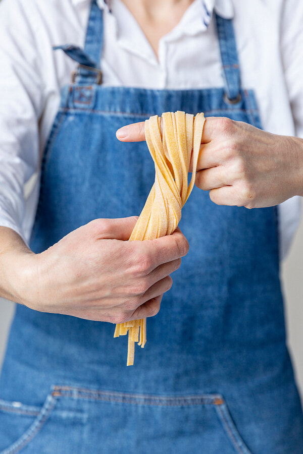 Tagliatelle zu einem Nestchen wickeln